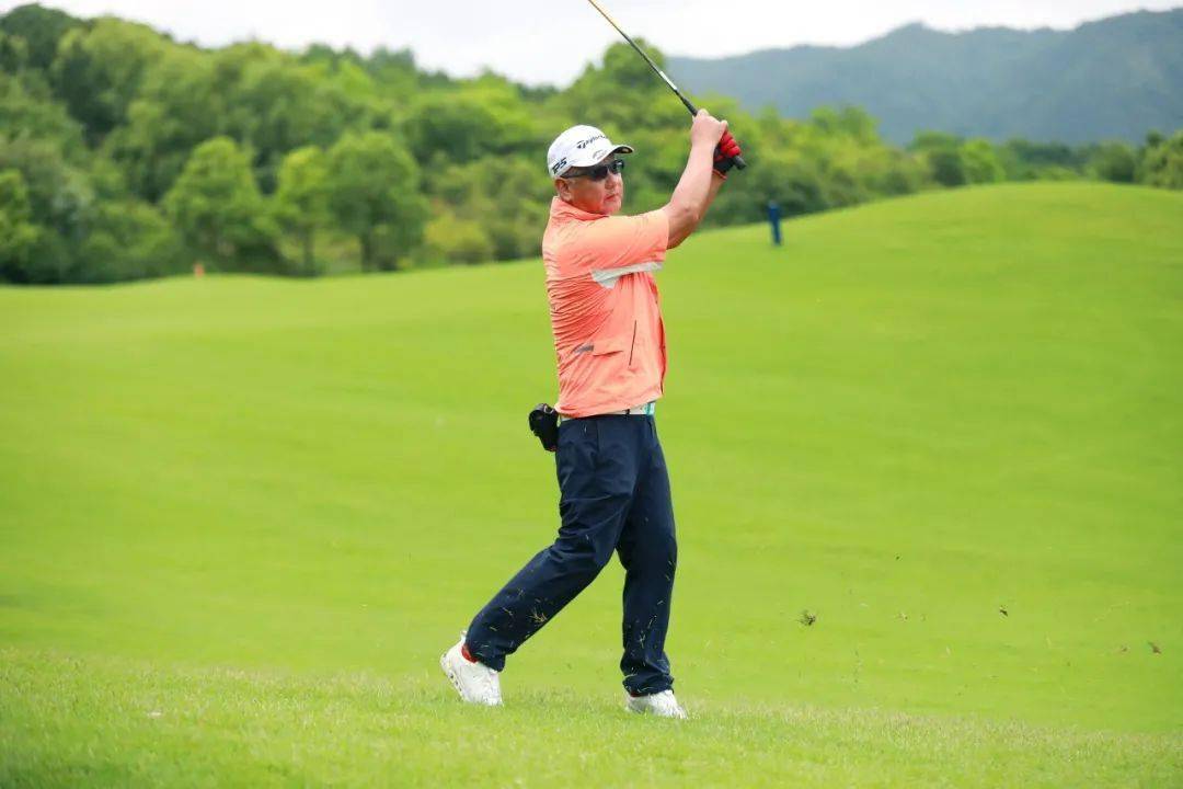 高尔夫选手在比赛中取得骄人成绩