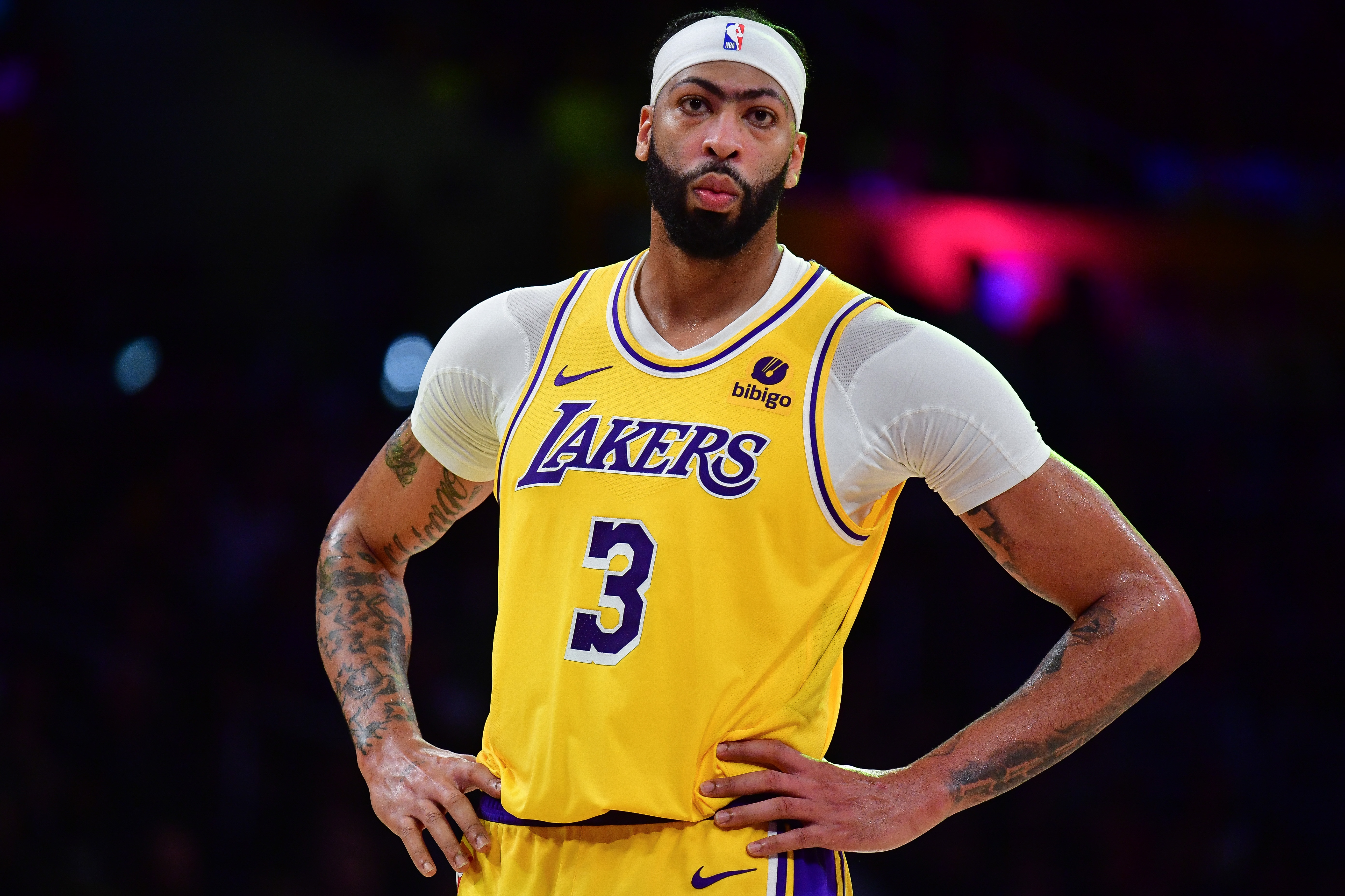 NBA球员在比赛中表现出色，成为焦点人物