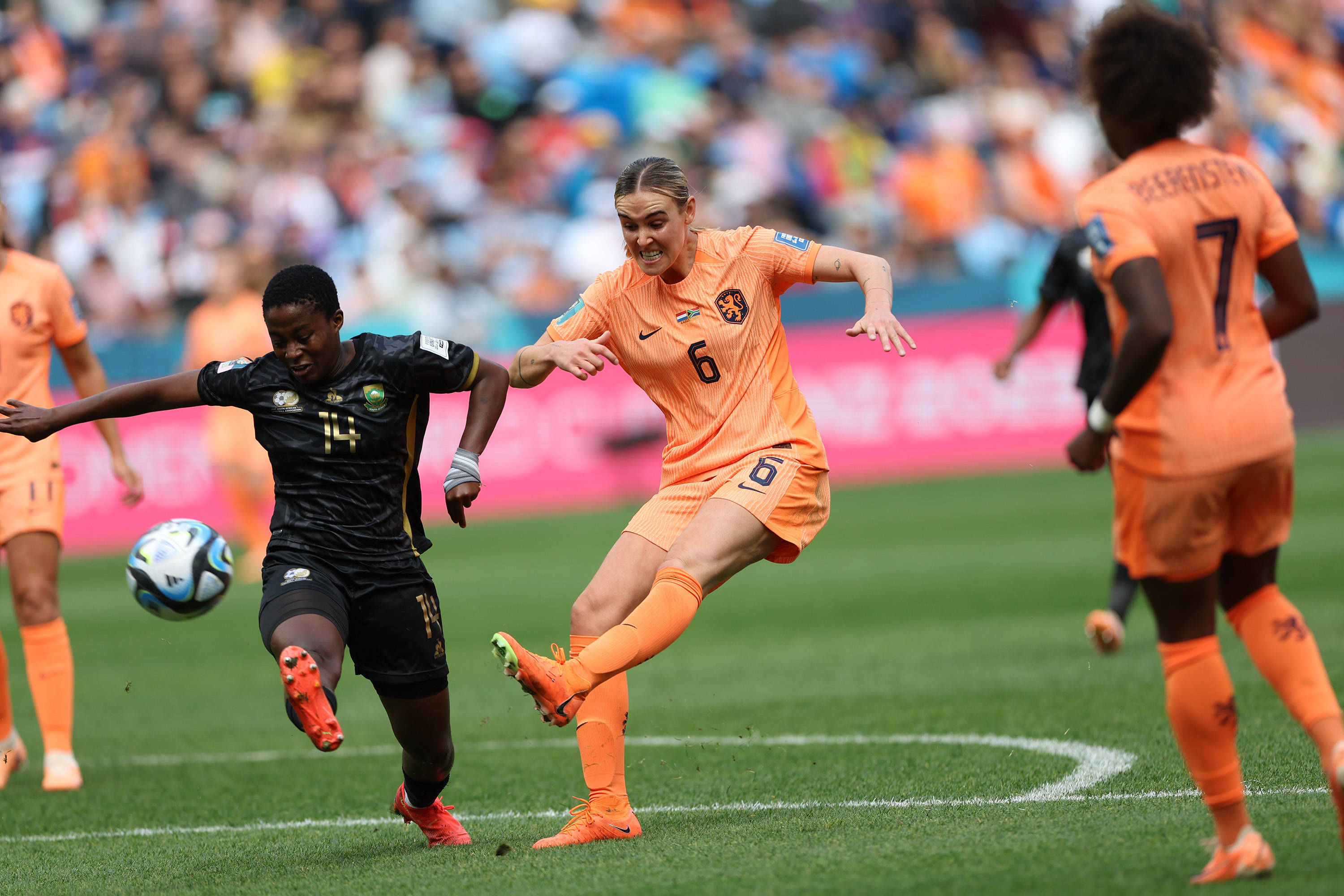 法国队力克美国队，捧起女足世界杯冠军奖杯的简单介绍