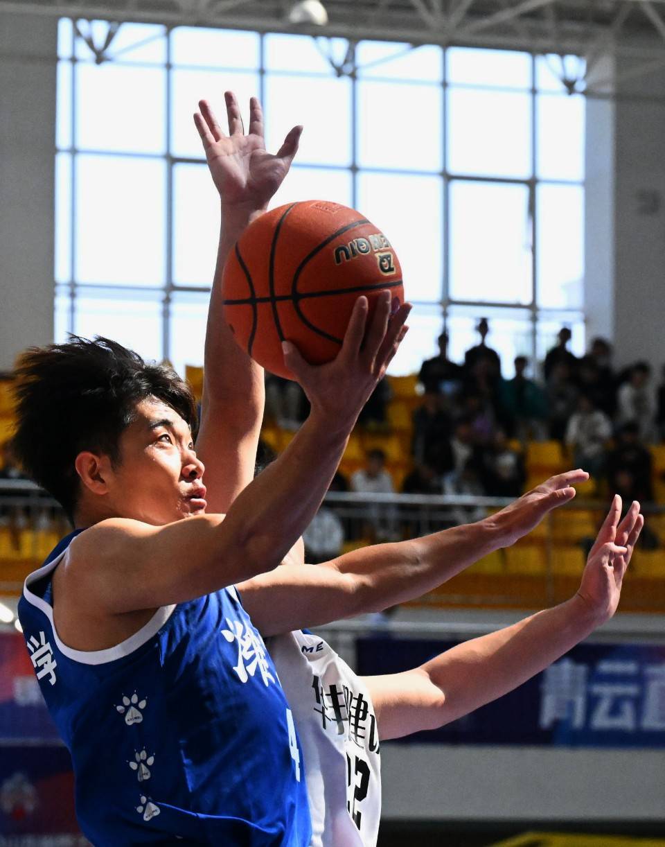 篮球场上青云直上，矢志不渝攀登巅峰