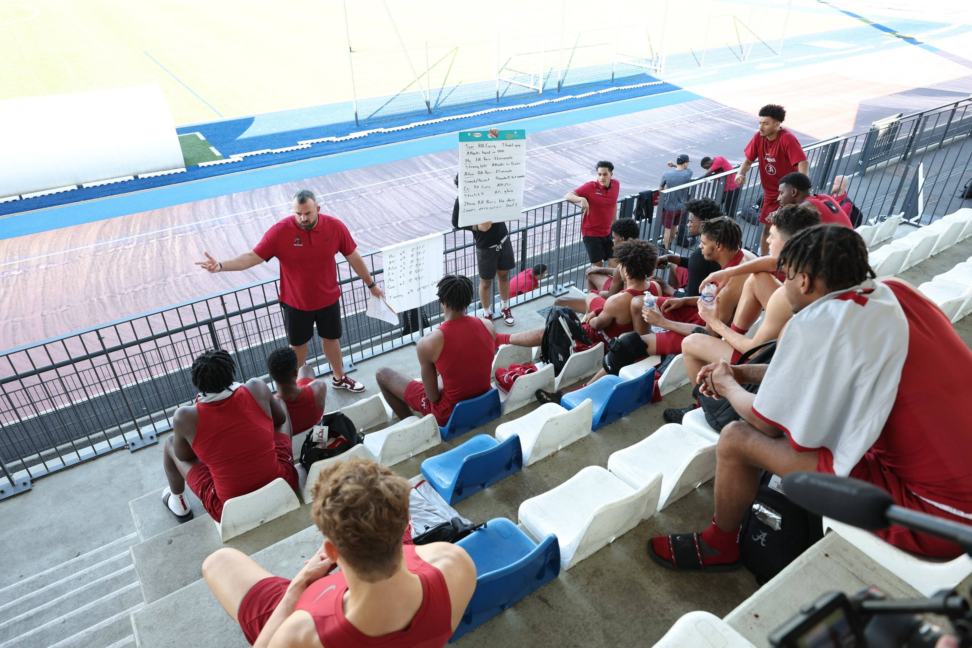 甘冈中场组织稳定，为球队提供后勤支持的简单介绍